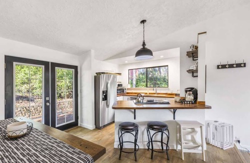 Lakebay Cottage | 2BR Lakefront Cottage | Fireplace | Quiet Retreat