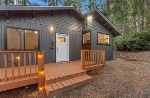 Lakebay House | 2BR Lakefront Cottage Fireplace Quiet Retreat