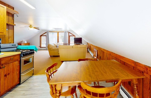 Rochester Apartment | 2nd-floor riverfront studio with mountain views, firepit, 2 canoes, & partial AC