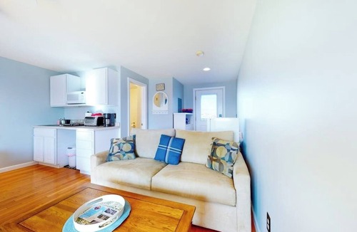 Hampton Apartment | 2nd-floor studio 1 block from the beach with pool, beach access, grills, & W/D