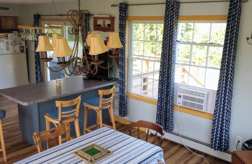 Little Compton House | 3 Bed 2 bath Short Walk to South Shore Beach