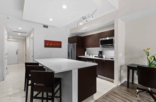 Doral Condo | 3 Bed/4 Bath TONS of Space, Pool, Dining, Bar, Spa