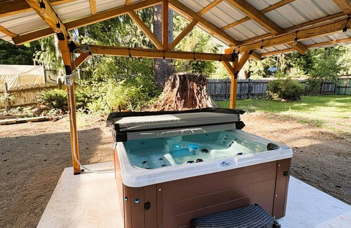 Beaver House | 3-bedroom new house with sauna, hot-tub & river access in Forks