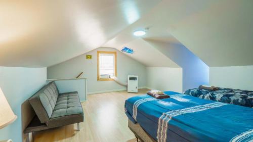 South Side Flats Apartment | 3 BR Southside Pad - Sleeps 8 - Amazing Location