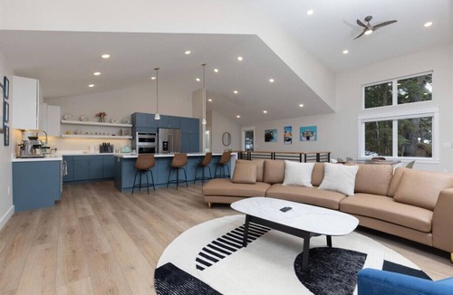 Alyeska House | 3 King Suites Near Alyeska | Sauna & Mountain Views