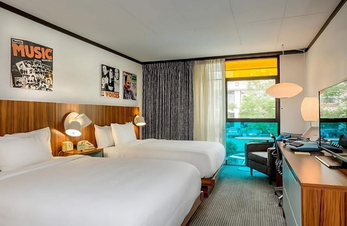 West Fens Hotel | 3 Retro-vibe Units w/Pool View Close to New England Aquarium! Parking, Pool!