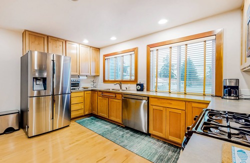Genesee House | 3-story townhome with fireplace, private balcony, & washer/dryer