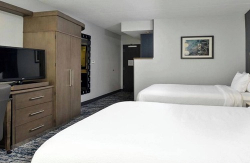 Downtown Wilmington Hotel | 3 Units | 2 Queen Beds | Steps from Riverwalk, Shops, and Local Dining
