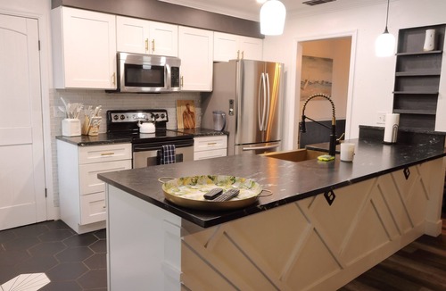 Montgomery House | 3bed 2bath Firepit, Pool Table, Darts, Pool.