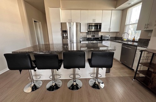 Anaheim Colony Historic District House | 3Bed 3Bath 2 Mi to Disneyland, Free Tesla Charging!