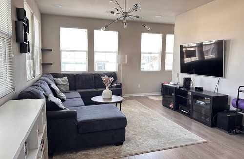 Anaheim Colony Historic District House | 3Bed 3Bath 2 Mi to Disneyland, Free Tesla Charging!