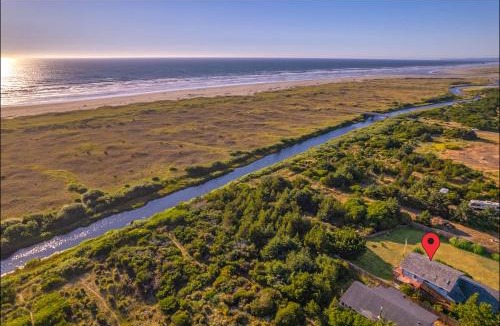 Copalis Beach House | 3BR Coastal Home Near Beach Dogs OK Deck