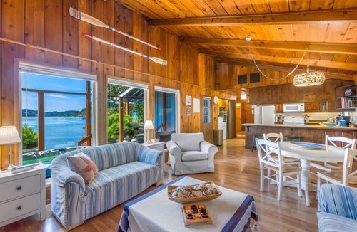 Agate House | 3BR Waterfront Retreat | Firepit | Hot Tub
