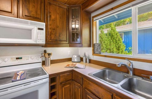 Agate House | 3BR Waterfront Retreat | Firepit | Hot Tub
