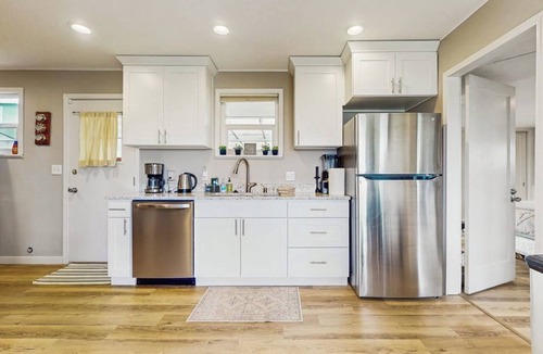 Des Moines House | 3BR Waterview - Deck - Washer Dryer