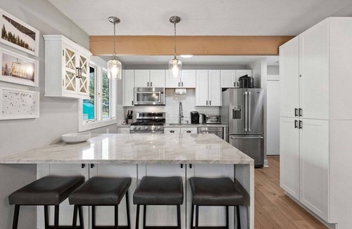 Highland Meadows Ski Chalet | 3BR West Vail riverfront duplex, hot tub, fireplace, yard