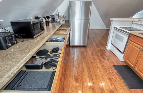 Squirrel Hill Apartment | 3min>Walnut:UPMC Shadyside:3min>CMU:Full Kitchen