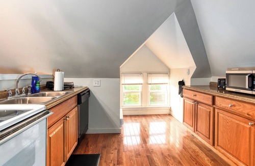 Squirrel Hill Apartment | 3min>Walnut:UPMC Shadyside:3min>CMU:Full Kitchen