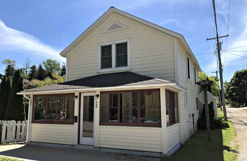 St Ignace House | 4 Bed home in downtown St.Ignace