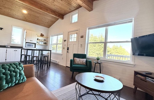 Darnley Cottage | 4 bed plus bunkie, sleeps 10 at the BEACH!