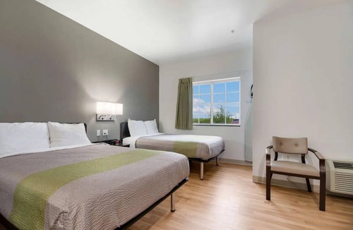 Ingleside Hotel | 4 Budget-Friendly Rooms for Ingleside Stay! Kitchen, Free Parking, Onsite Pool