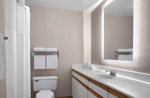 Hillsboro Hotel | 4 Comfortable Suites w/Fireplace & Separate Living Space – Near Intel Campus