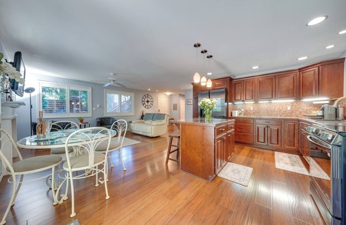 North Juanita House | 4 Mi to Waterfront & Wineries! Quiet Getaway
