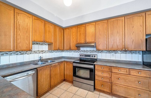 Ajax House | 4 TVs, Multiple Channels, King Bed, And More!