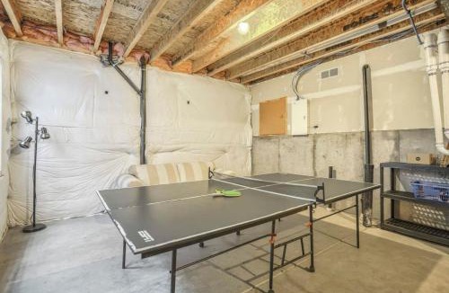 Peyton House | 4BR Hot Tub Pool Table, Ping Pong, Foosball!