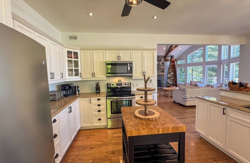 McKellar Cottage | 5 Bedroom Lakefront Cottage with Private Beach