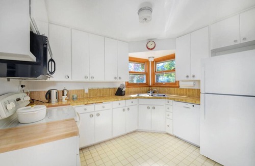 Newlands House | 5 min drive to CU/Pearl - Best Neighborhood