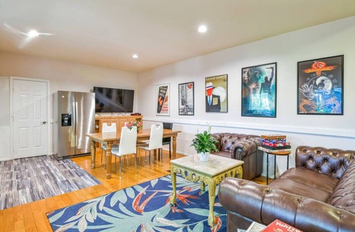 SeaTac Cottage | 592 6 Bedrooms Walking Distance to Airport!