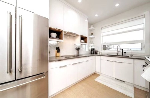 Southside House | 5BDRM Chic Modern Home - Hot Tub - King Bed - AC - Garage