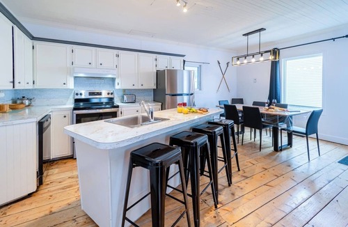 Saint-Philemon House | 5CH | Spa + Fireplace + Smart TV | 6mins Massive