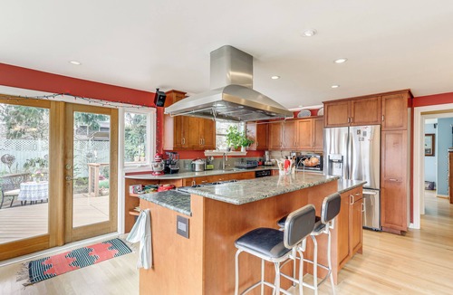 Loyal Heights Cottage | 6 Mi to Dtwn Seattle: Walkable Home w/Hot Tub