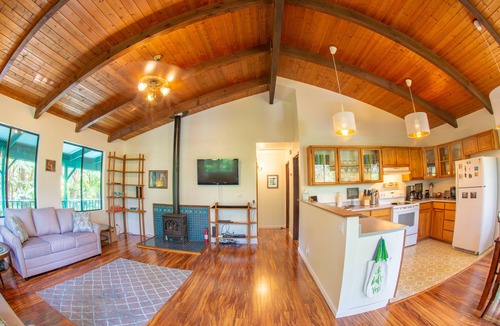 Ohia Estates House | 6 mins from Nat'l Park! Enjoy the sound of rain & birds in a peaceful retreat.