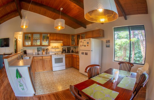 Ohia Estates House | 6 mins from Nat'l Park! Enjoy the sound of rain & birds in a peaceful retreat.