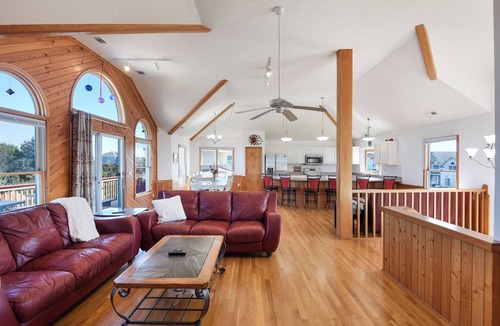 Whalehead Beach House | 6BR, 6BTH, walk 2 everything - beach, shopping, restaurants/bars