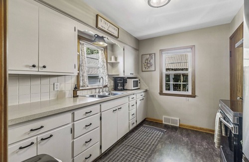 Elk River House | 6th Street Retreat- Fenced 4BR/1BA MidTerm stay ok