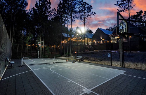 Hochatown Cabin | 7 Bedroom, Sleeps 23, Pickleball, Hot tub