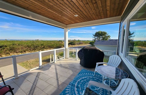 Ocean Shores House | A Beachside Getaway - AKA Bayview Beach House