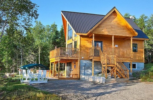 Saint-Joseph-de-la-Rive House | A log cabin perfect for relaxing