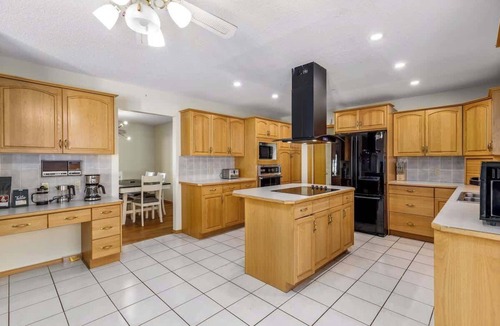 Calgary House | Acreage | 3 King Beds + Ensuites | Fireplace | AC