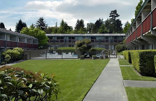 West Bellevue Hotel | Affordable Getaway at Red Lion Hotel Bellevue! Pet-Friendly, Outdoor Pool