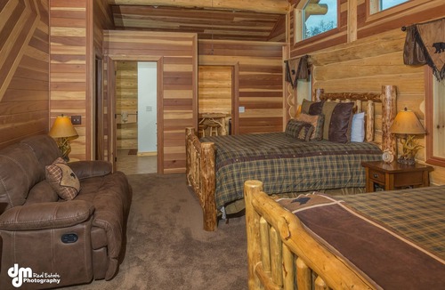 Palmer Bed & Breakfast | Alaska Knotty Pine Lodge /Bed and breakfast in Palmer AK.