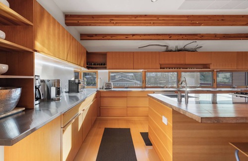 Alyeska House | Alaska Slopes/Hot Tub, Gym & Guest House