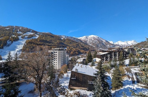 Chantemerle Apartment | Alpine horizon: balcony & panoramic views