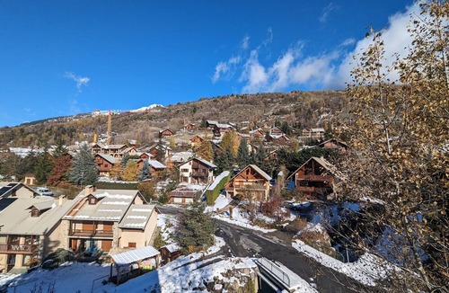 Chantemerle Apartment | Alpine horizon: balcony & panoramic views