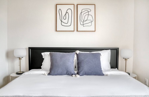 Old Ballard Apartment | Amazing Ballard 2BR w/ Fire Pit & Gym, near Farmers Market, by Blueground