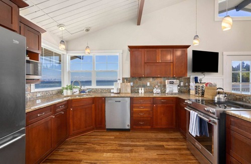 Rollingbay House | Amazing Seattle view beachfront 4 bedroom/3 bath
